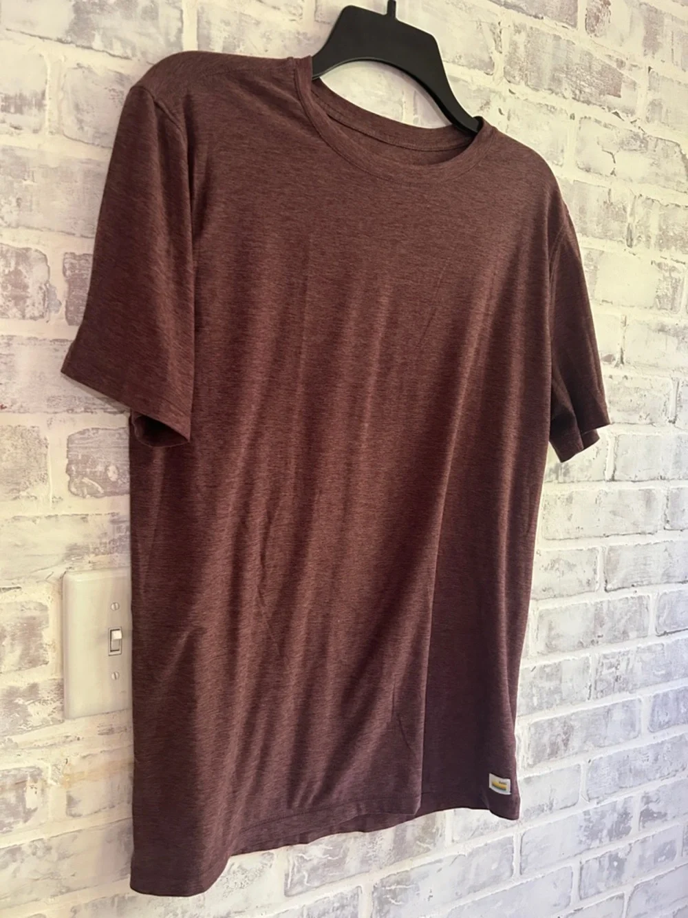 Vuori Men’s Size Medium Heathered Maroon Short Sleeve Tee Shirt Performance Gym - Picture 2 of 6